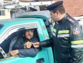 المرور يوزع ورود وشيكولاتة على قائدى السيارات بمناسبة عيد الشرطة.. صور