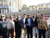 محافظ الجيزة يعاين عددًا من المواقع لدراسة استغلالها فى إقامة ساحات انتظار
