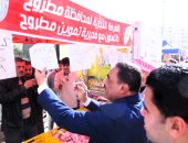 افتتاح سوق اليوم الواحد بمطروح وإقبال كبير من الأهالي على شراء السلع.. فيديو