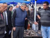 محافظ الإسكندرية يتفقد سوق اليوم الواحد بمنطقة أبو يوسف بحى العجمى