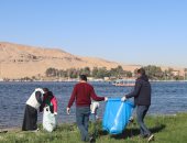 "ضد البلاستيك" مبادرة تطوعية لتنظيف الجزر النيلية بأسوان.. إنقاذ البيئة من الأكياس البلاستيكية ومراقبة الطيور أهم أهدافها.. أعضاؤها يؤكدون: هدفنا الحفاظ على بلدنا والظهور  بشكل حضارى أمام الأفواج السياحية.. صور
