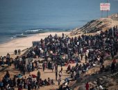 إسرائيل تواصل التلاعب بمصير الفلسطينيين..نتنياهو يمنع دخول المساعدات الإنسانية.. سياسيون: عقاب جماعي يفاقم الكارثة الإنسانية.. ويشيدون بالتحركات المصرية لإنهاء الحصار.. وقانوني: منع المساعدات جريمة حرب