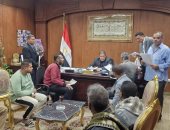 السكرتير المساعد بالأقصر يبحث مشكلات المواطنين باليوم المفتوح.. صور