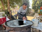 رائحة رمضان تفوح فى قنا.. حكاية "منتصر" مع صناعة الكنافة على الفرن البلدى