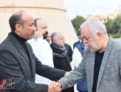 الفنان أحمد فهيم يشيع جثمان والدته من مسجد الشرطة بحضور أشرف زكى.. فيديو