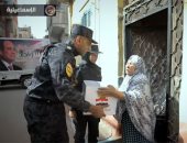 لأول مرة.. الأمن المركزي يوزع مساعدات على المواطنين (فيديو)