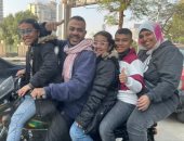 التقط لهم صورة وشبهم بالأهلى.. كولر  يتغنى بعائلة مصرية من على الموتوسيكل