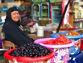 أمهات شقيانة على لقمة العيش.. بائعات المخلل والسمك والِكشك كفاح يومى بفرشة على رصيف.. صباح: ربيت اليتامى واللى أبوهم سابهم.. وزينب: نفسى أعلم عيالى.. ومبروكة: بنزل من الفجرية وما أمدش إيدى لحد