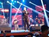 حكيم يتألق بأجمل أغانيه فى حفل مسرح البالون (صور)