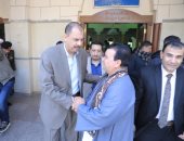 محافظ سوهاج يستمع لمطالب المواطنين عقب صلاة الجمعة بمسجد الشرطة