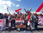ملحمة شعبية على الحدود.. شاهد احتشاد المصريون أمام معبر رفح رفضا لتهجير الفلسطينيين