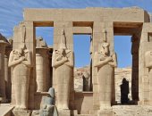 قصة وتاريخ معبد الرمسيوم بالبر الغربى في الأقصر مع بدء مشروع ترميمه.. بناه الملك رمسيس عاشق المعابد الجنائزية لعبادة الإله آمون.. ونقوش وصور على جدرانه تسجل معركة قادش والانتصار المصرى على الحيثيين.. صور
