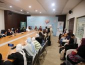 مشاركون بمعرض الكتاب: الطفل يشعر بالقدوة بمجرد لمس جلد أمه