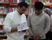 نادر عيسى يوقع ديوانه "مئة لو ولم" فى معرض القاهرة للكتاب