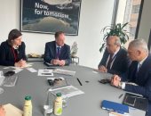 وزير الطيران المدني يجتمع مع كبرى الشركات البريطانية لتطوير البنية التحتية للمطارات والاستدامة