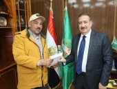 محافظ المنوفية يكرم مسئول تحسين البيئة بتلا ويهديه مكافأة مالية 