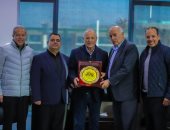 هاني أبو ريدة يلتقي الرجوب ويهديه درع الاتحاد المصري