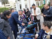 محافظ الجيزة يسلم 53 موتوسيكل وكرسى كهربائي لذوى همم
