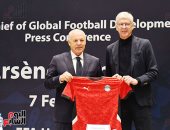 هانى أبو ريدة يهدى قميص منتخب مصر لـ أرسين فينجر.. صور