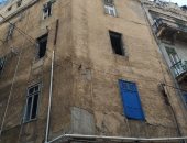 انهيار أجزاء من عقار قديم بوسط الإسكندرية دون إصابات