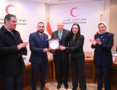 وزيرة التضامن تكرم شابين أنقذا 3 أطفال من حريق في فيصل