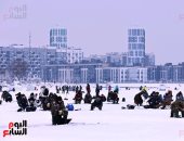 صيد الأسماك على الجليد فى سانت بطرسبرج بروسيا