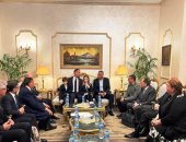 محافظ أسوان يستقبل أسرة الأمير الراحل كريم الحسينى الأغا خان الرابع بالمطار