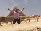 لو بتفكر تزور الأهرامات.. شاب يحذر من تريند الصورة الطائرة: رجلي اتكسرت