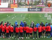 أيمن الرمادى يعقد جلسة مع اللاعبين قبل مران سيراميكا استعدادا لزد فى الدورى