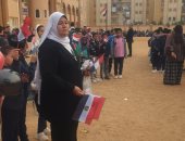مديرة مدرسة بالشرقية تستقبل طلابها بالبلالين وعلم مصر