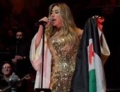 نجوى كرم ترفع علم سوريا وتسقط أثناء رقص الدبكة بحفلها في أمستردام