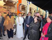 وزير الثقافة يتسلم تقريرًا عن فعاليات الأسبوع الثقافى المصرى فى قطر