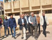 محافظ الوادى الجديد يتفقد المركز الطبى بالخارجة تمهيدا لإدراجه بمنظومة التأمين