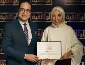 رئيس الإنتاج الوثائقى بالشركة المتحدة يسلم الفائزة بمسابقة "النجوم الجديدة" الجائزة