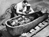 اعرف الرجل الجالس بجوار هوارد كارتر فى صورة كشف توت عنخ آمون