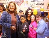 وزيرة التضامن تحتضن أبناء العارضين بمعرض ديارنا فى القاهرة
