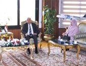وزير الطيران يلتقي بوفد بريطانى لبحث اٍنشاء مجمع طبى متكامل بمطار القاهرة الدولى