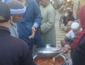 "أم محمد" 40 سنة فى حب الأولياء.. تقيم مأدبة لرواد سيدى الفولى بالمنيا طوال الأسبوع
