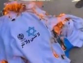 الأسرى الفلسطينيون يحرقون قمصان سجون الاحتلال فور الإفراج عنهم.. فيديو