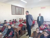 مدير تعليم سوهاج يتابع انتظام الدراسة بمدرسة نجع الشوش للتعليم الأساسى
