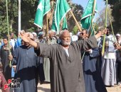 أهالى قرية الكوبانية فى أسوان يحتفلون بمولد أبواليزيد البسطامى.. "دورة وطوفة المولد" تجوب شوارع القرية ابتهاجاً بالمولد.. و"ذبح الذبائح والولائم وحلقات المديح والذكر وألعاب الأطفال" أبرز مظاهر الليلة.. صور