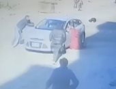 شخص يسحل طليقته وشقيقتها بسيارته أمام محكمة الأسرة فى مدينة 6 أكتوبر.. فيديو