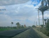 رصف وتطوير طريق 21 أطفيح - الكريمات فى الجيزة لتسهيل حركة سير المواطنين
