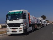 محافظة جنوب سيناء تطلق 15 شاحنة محملة بمواد غذائية وبطاطين إلى غزة.. فيديو