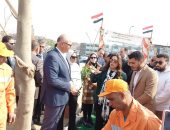 وزيرة التنمية المحلية ومحافظ القليوبية يدشنان مشروع تشجير الطريق الدائرى