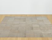 عرض أرضية مربعة من الألومنيوم للنحات كارل أندريه مقابل 350 ألف دولار