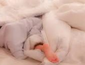 هل رفس الغطاء يشير لإصابة الطفل بنقص الحديد؟