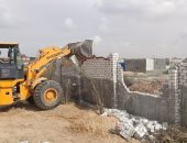 إزالة 12 حالة تعد بالبناء المخالف على أملاك الدولة فى فايد بالإسماعيلية
