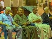 متى يجوز الصلاة جالسًا على كرسى؟ أمين الفتوى يوضح (فيديو)