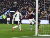 محمد صلاح يصنع وأرنولد يسجل هدف تعادل ليفربول ضد أستون فيلا.. فيديو